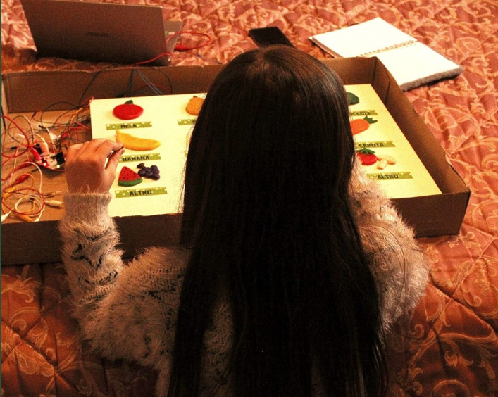 Bambini che usano il dispositivo MagicFood